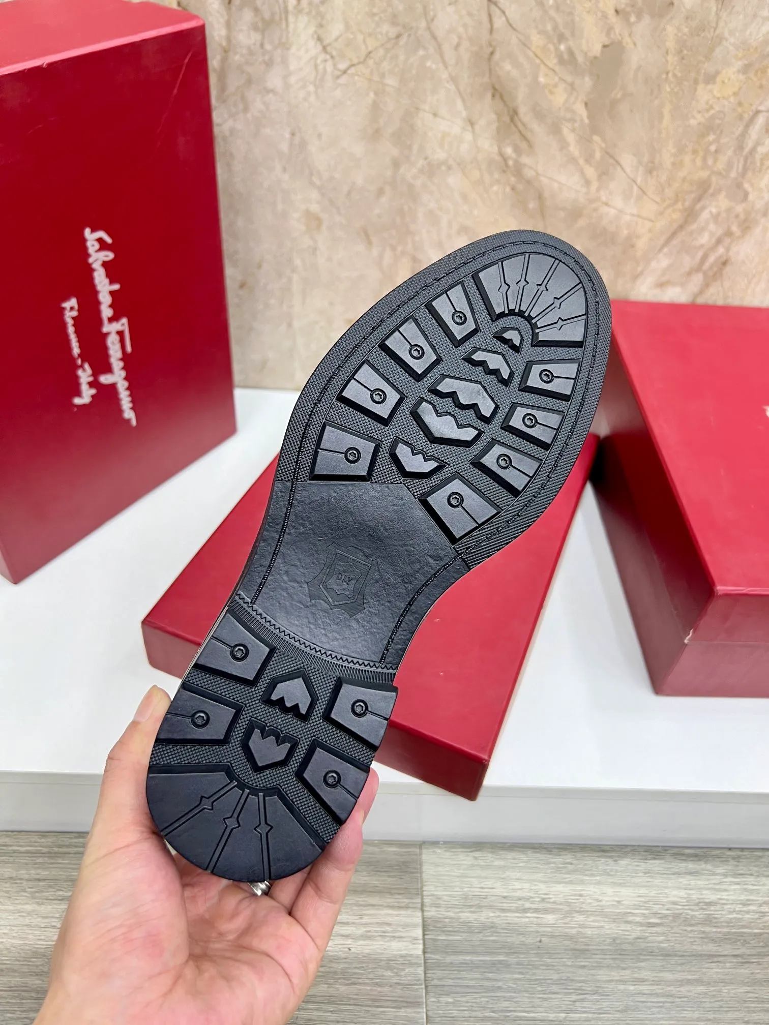 Original order quality: Men's shoes 💰700 Brand: Ferragamo (Ferragamo) One size larger: Men's size 38-44 (45 customized) Grade: Same style as the official website High-end men's shoes Material: Original cowhide, cowhide lining, original outsole Style category: Chelsea men's boots Fashion trend Color: Actual picture